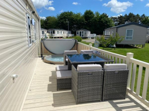 Tattershall Lakes Kingfisher Caravan 8 berth with Hot tub & WiFi